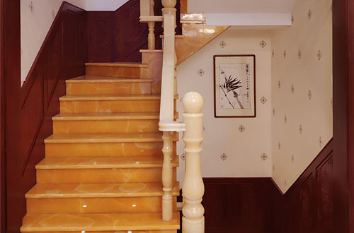 九龙中式别墅室内汉白玉石楼梯的定制安装装饰效果